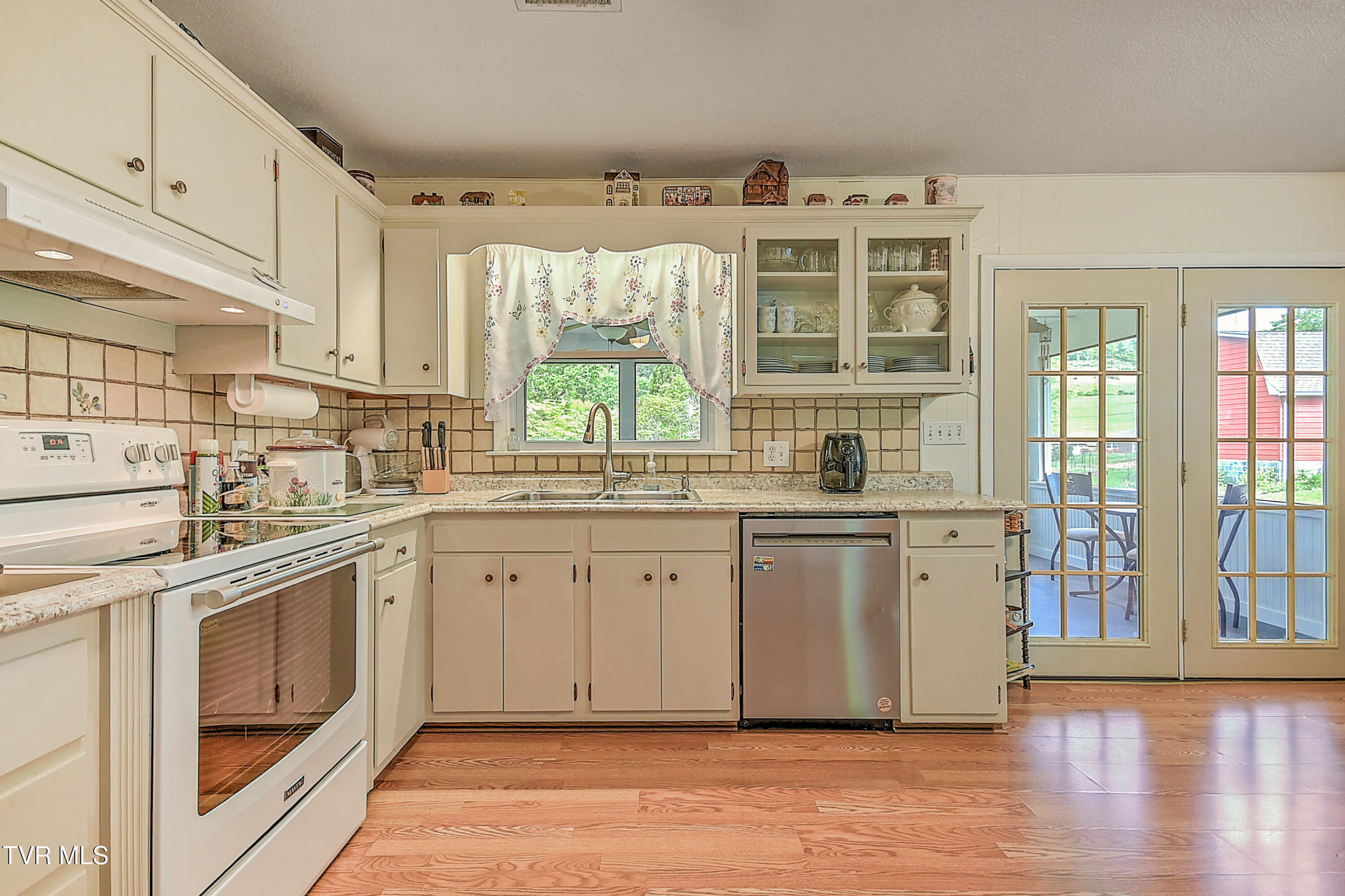 612 Colonial Heights Road Kingsport, TN 37663 - Photo 10 of 51 612 Colonial Heights LG-21
