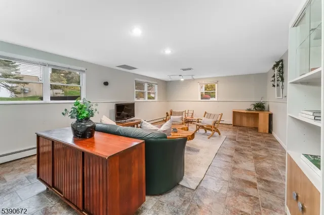 $934,999 | 13 Glutting Place, East Hanover, NJ 07936