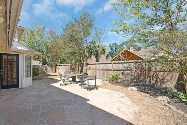 a view of backyard of the house