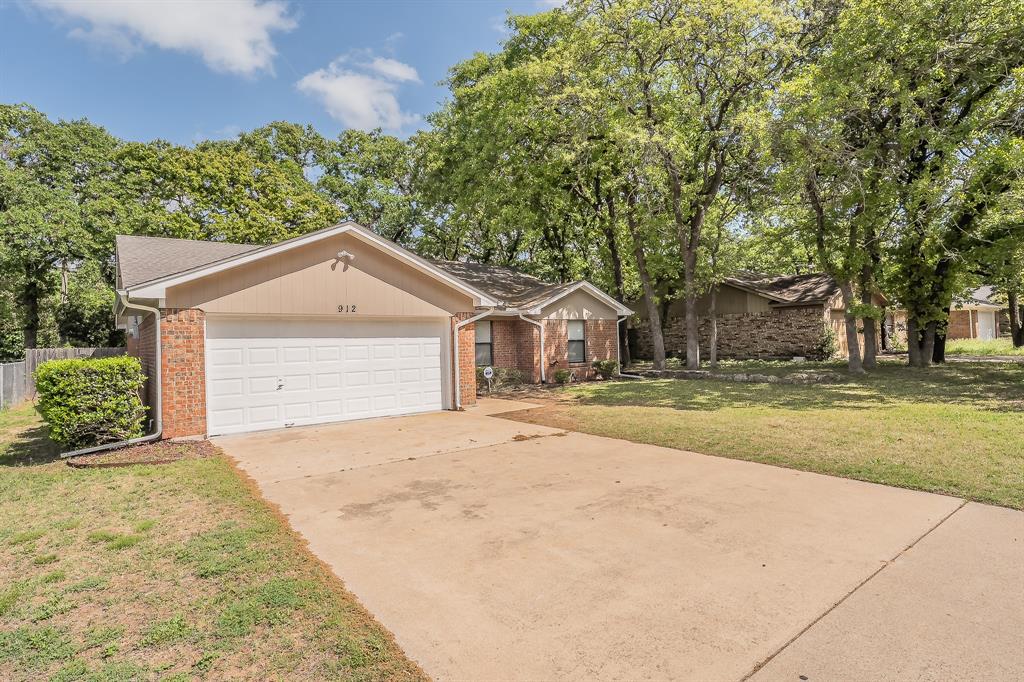 912 Red Oak Street Azle, TX 76020 - Photo 3 of 40