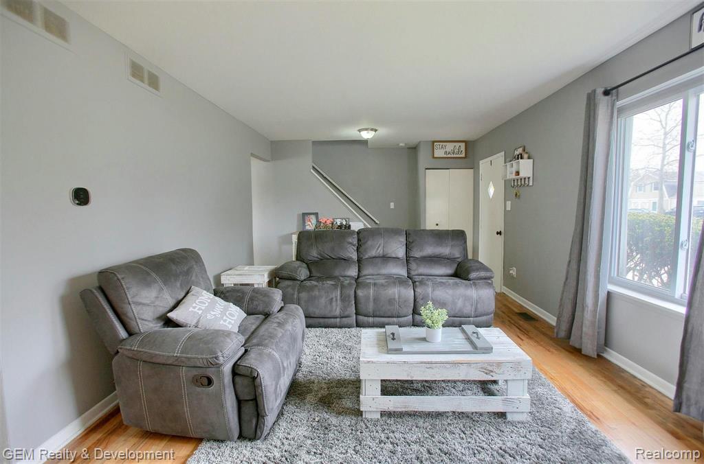 22434 Tuck Road Farmington Hills, MI 48336 - Photo 3 of 24