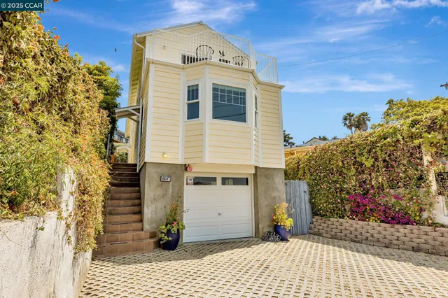 a view of a entryway door of the house