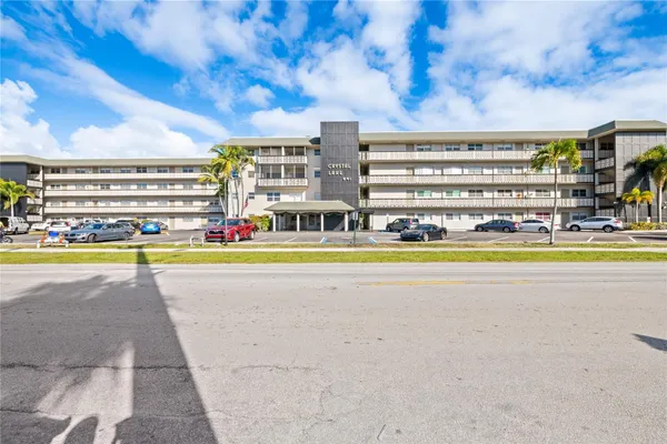 $215,000 | 941 Crystal Lake Drive, Unit 403, Deerfield Beach, FL 33064