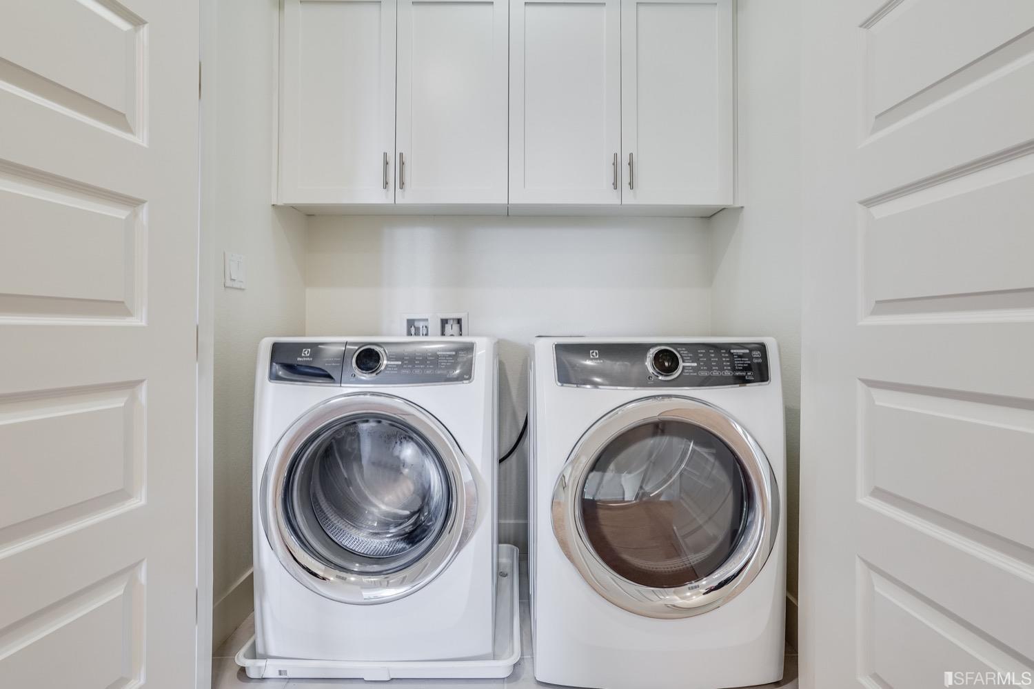 471 Mitchell Avenue Alameda, CA 94501 - Photo 26 of 50 a utility room with dryer and washer