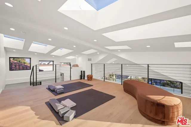 $4,499,000 | 2530 Beverley Avenue, Santa Monica, CA 90405