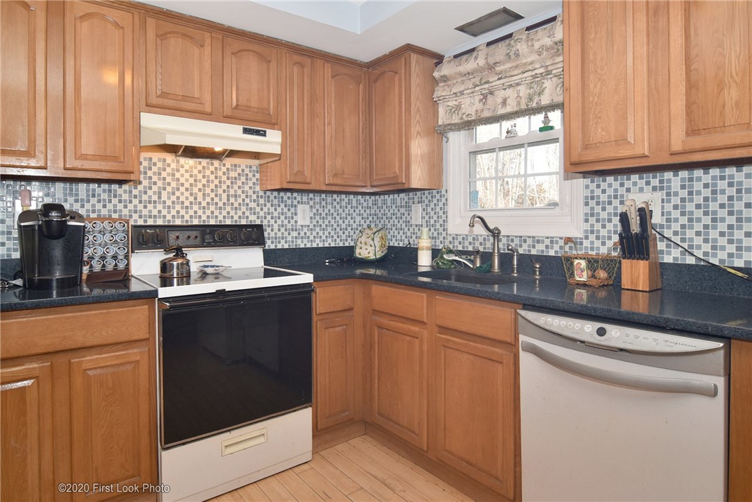 57 Serpentine Road Warren, RI 02885 - Photo 3 of 27 Gallery Image 3