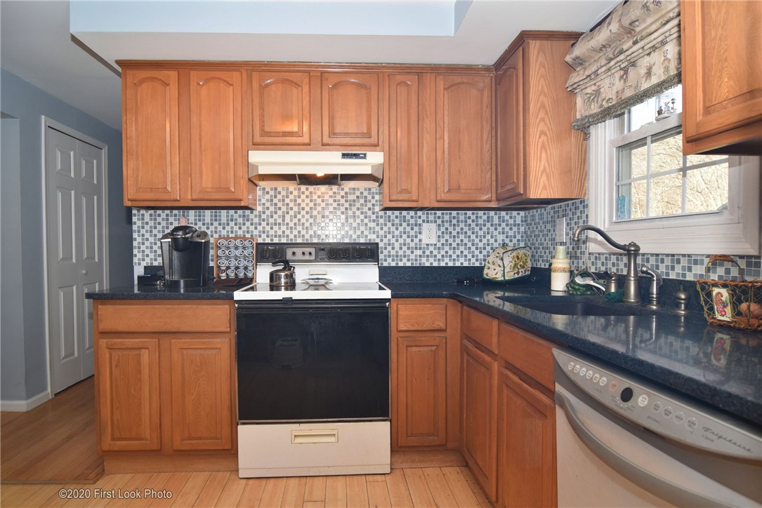 57 Serpentine Road Warren, RI 02885 - Photo 4 of 27 Gallery Image 4