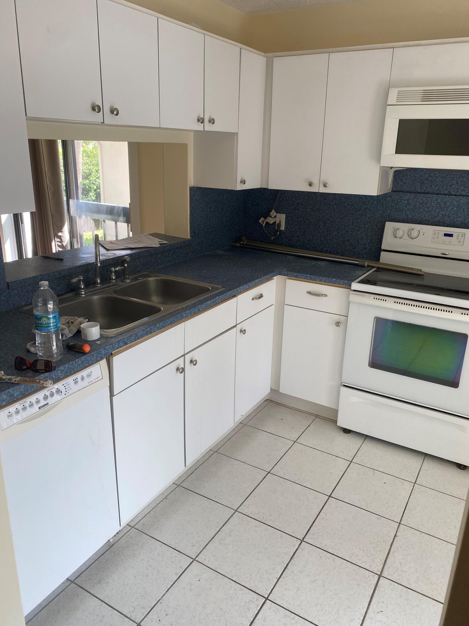 5200 East Club Circle, Unit 206 Boca Raton, FL 33487 - Photo 4 of 9 SR1 kitchen1