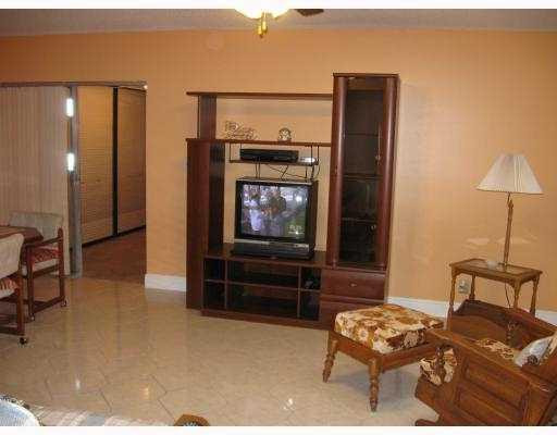 8792 Tyrone Terrace, Unit C Boca Raton, FL 33496 - Photo 5 of 12 Living Room