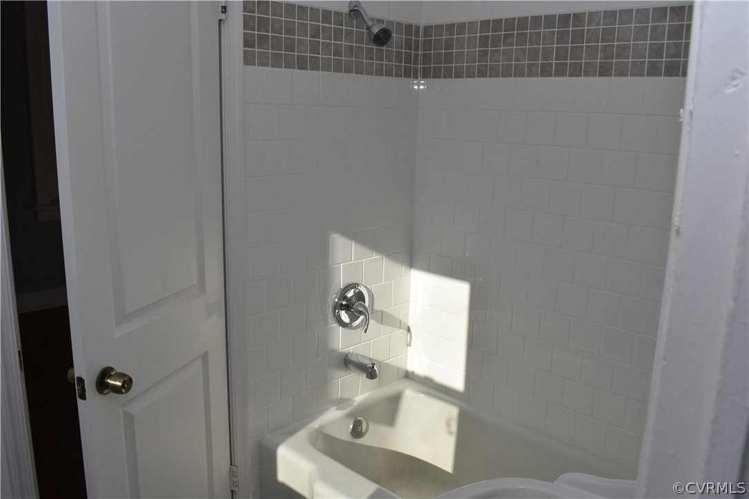 550 Riverview Road Colonial Heights, VA 23834 - Photo 9 of 26 a bathroom with a sink and a mirror