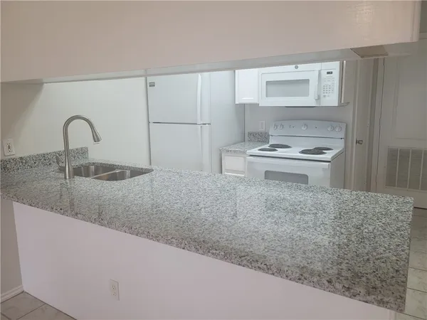 $1,350 | 13958 Fortuna Bay Drive, Unit E, Corpus Christi, TX 78418