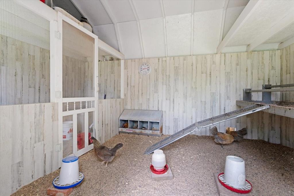 826 Georgetown Road Pottsboro, TX 75076 - Photo 35 of 40 Chicken coop