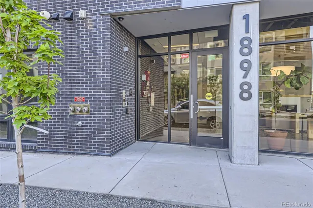 a view of entryway with door