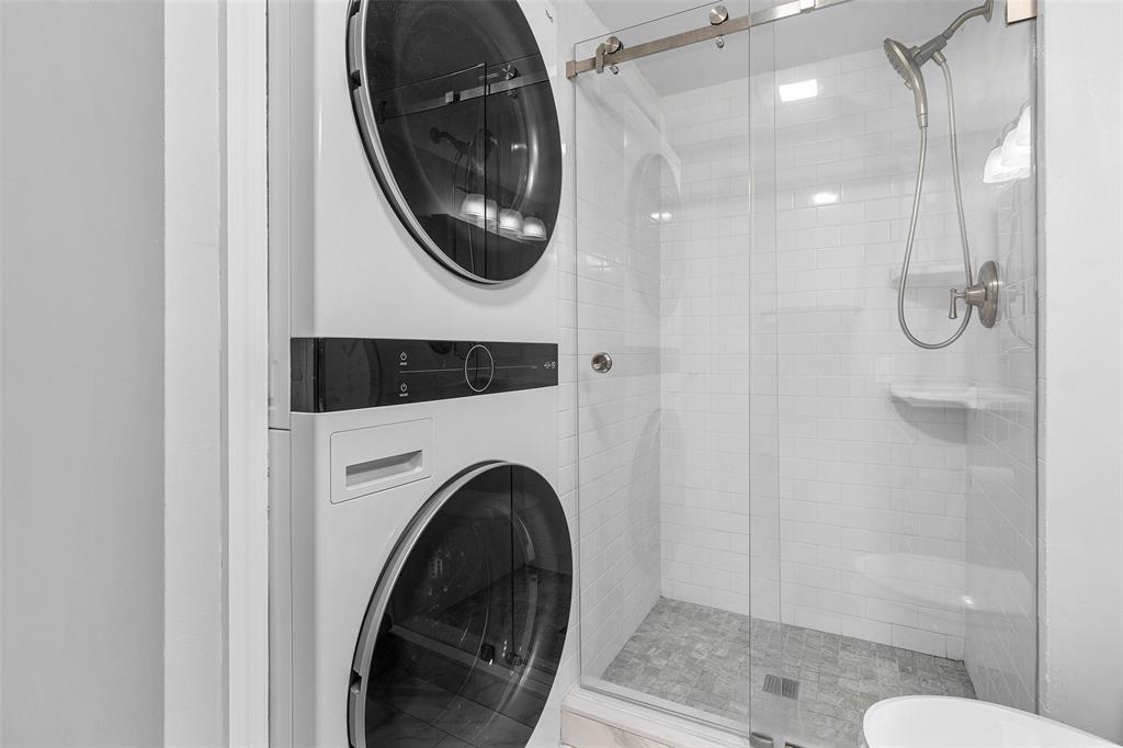 9286 Vista Del Lago, Unit E Boca Raton, FL 33428 - Photo 20 of 26 a bathroom with a sink a toilet and a shower