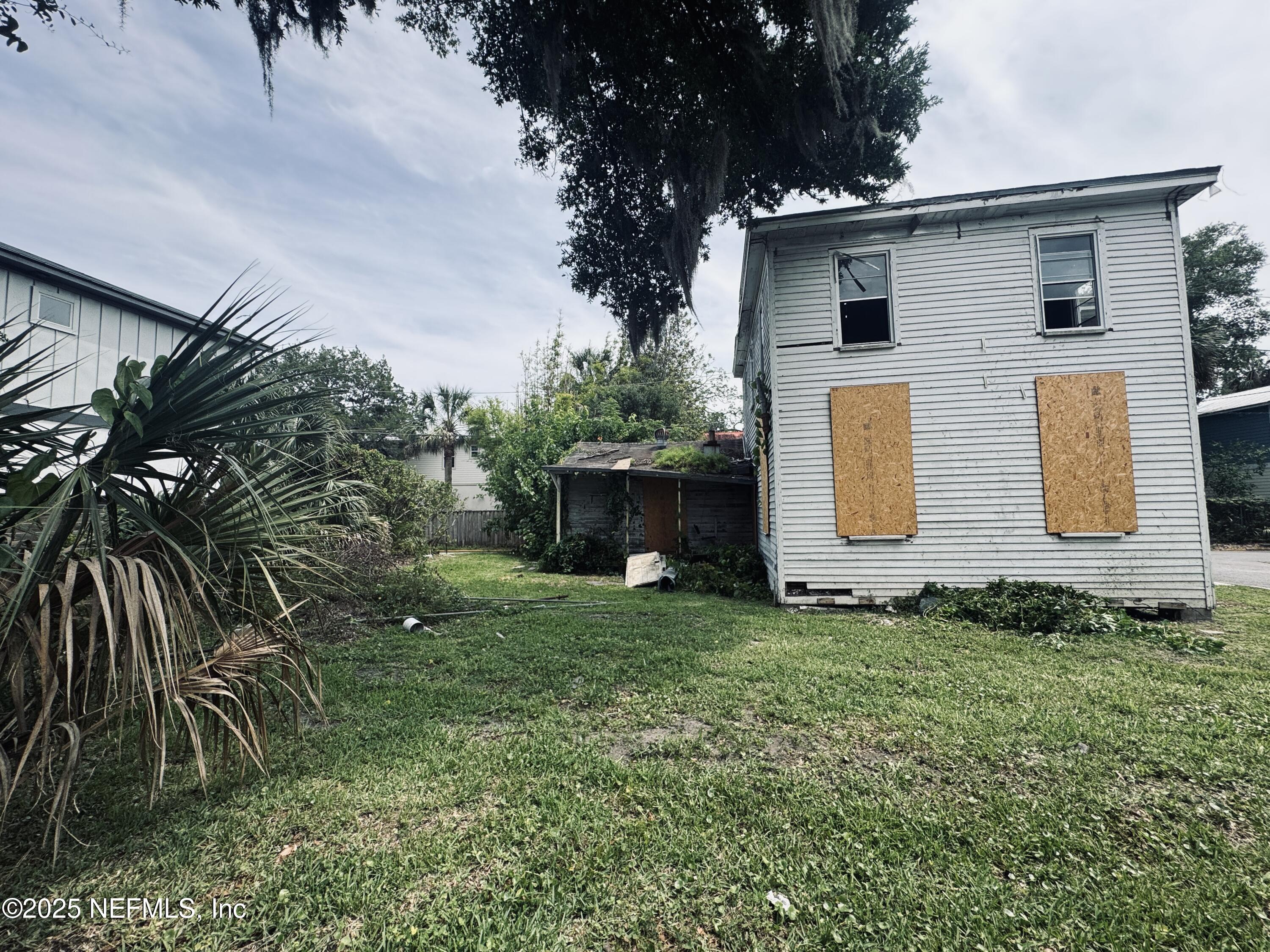 95 Oneida Street St. Augustine, FL 32084 - Photo 3 of 15 a white house that has sink in front of a house