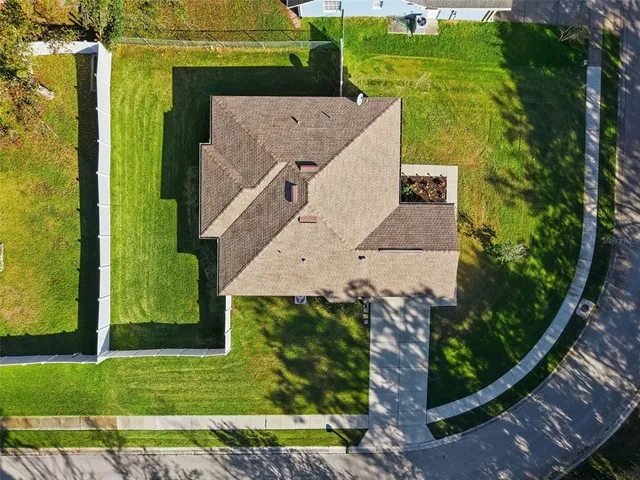 a view of a yard in front of the house