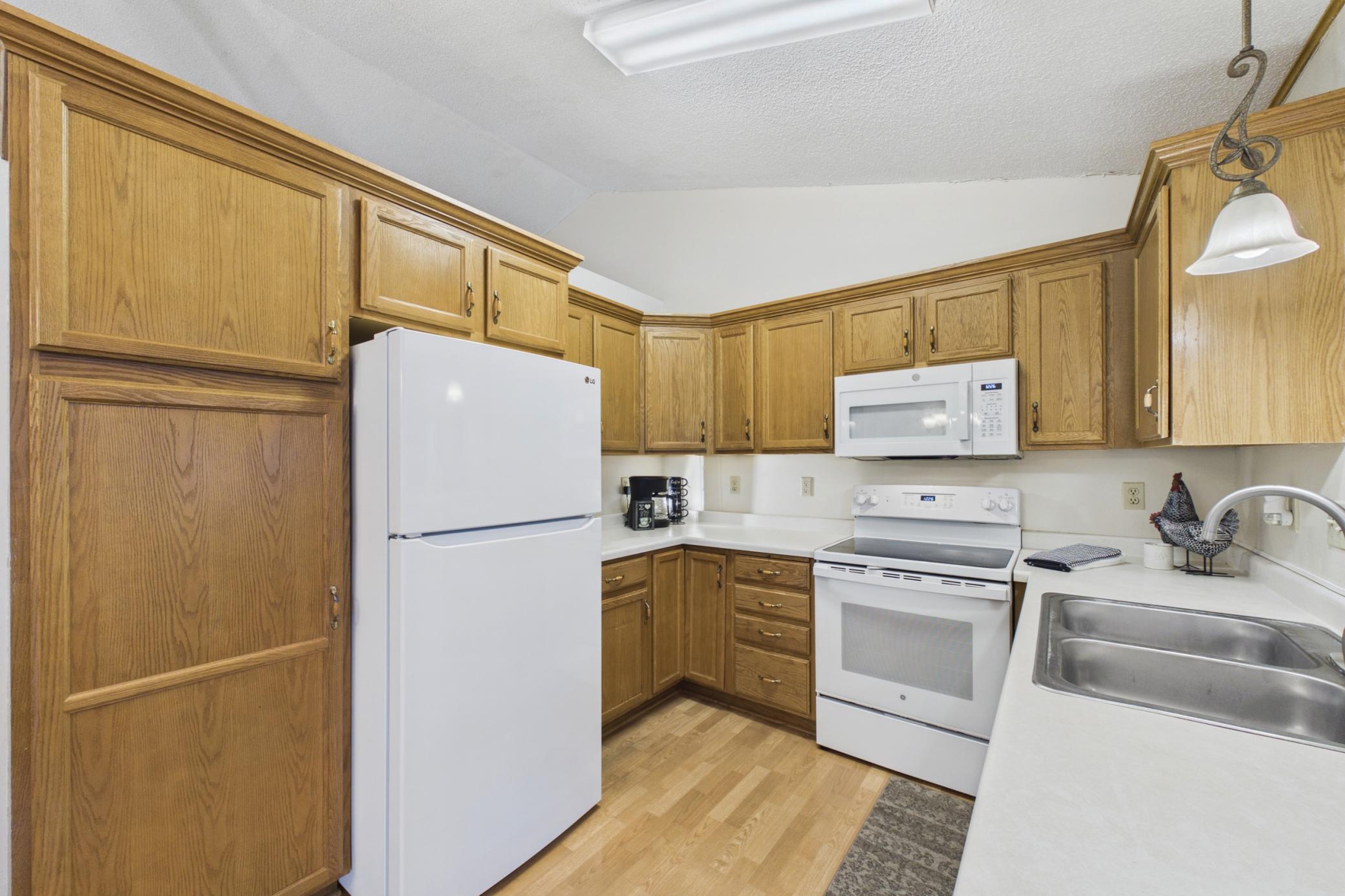 9176 Sierra Road Woodbury, MN 55125 - Photo 9 of 36