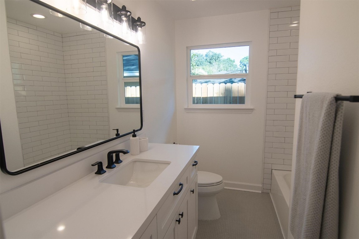 5534 Pagewood Lane Houston, TX 77056 - Photo 8 of 12 Middle bathroom with tub/shower combo