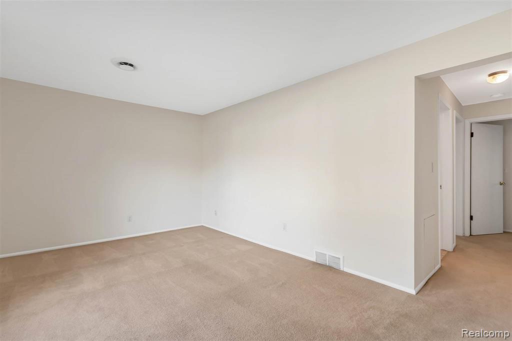 308 North Rochester Road, Unit 16 Clawson, MI 48017 - Photo 5 of 23