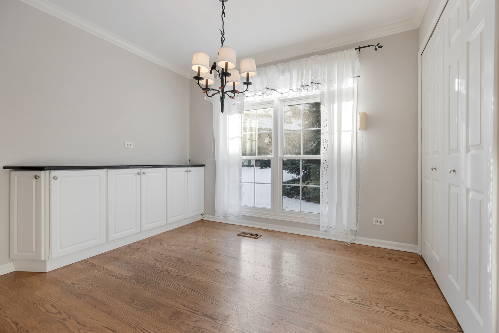 14707 Hollow Tree Road Orland Park, IL 60462 - Photo 17 of 47 a view of a livingroom with a chandelier fan and windows
