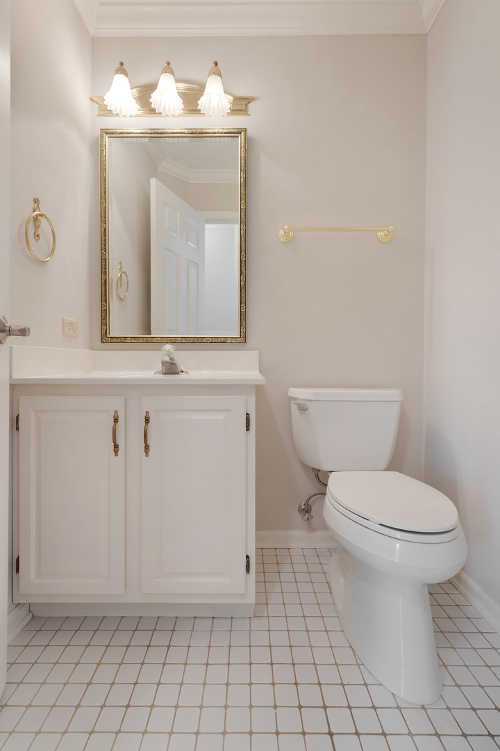 14707 Hollow Tree Road Orland Park, IL 60462 - Photo 21 of 47 a bathroom with a toilet sink and mirror