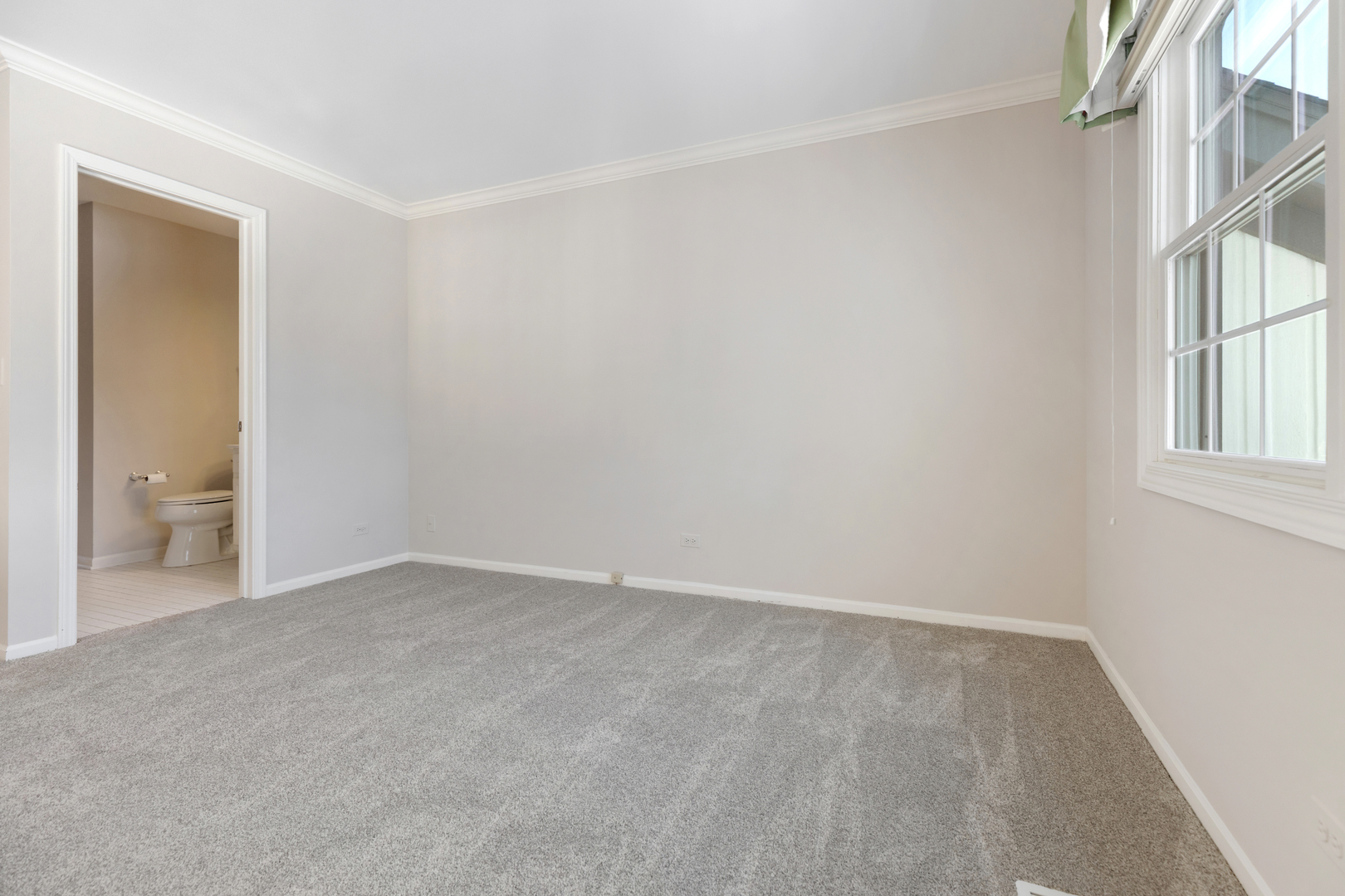 14707 Hollow Tree Road Orland Park, IL 60462 - Photo 30 of 47 an empty room with windows and a bathroom