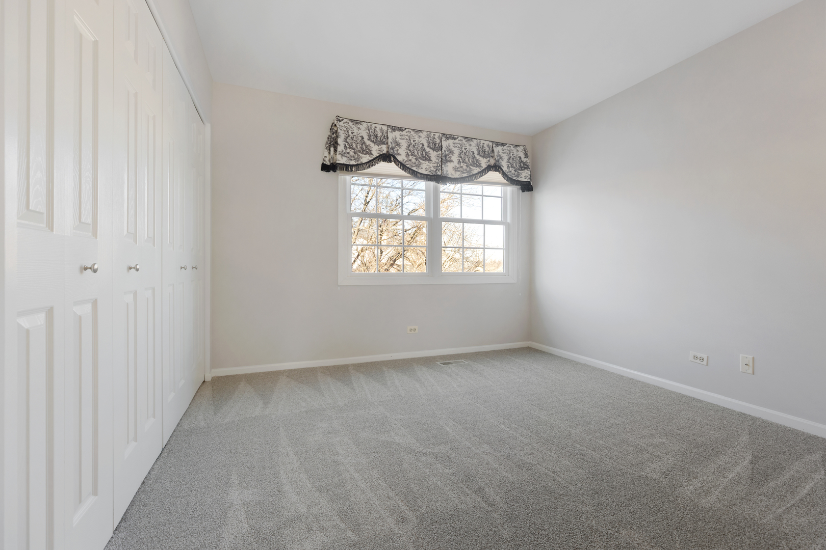 14707 Hollow Tree Road Orland Park, IL 60462 - Photo 31 of 47 an empty room with windows and closet