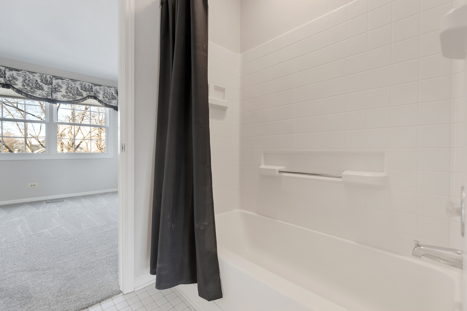 14707 Hollow Tree Road Orland Park, IL 60462 - Photo 34 of 47 a bathroom with a bathtub