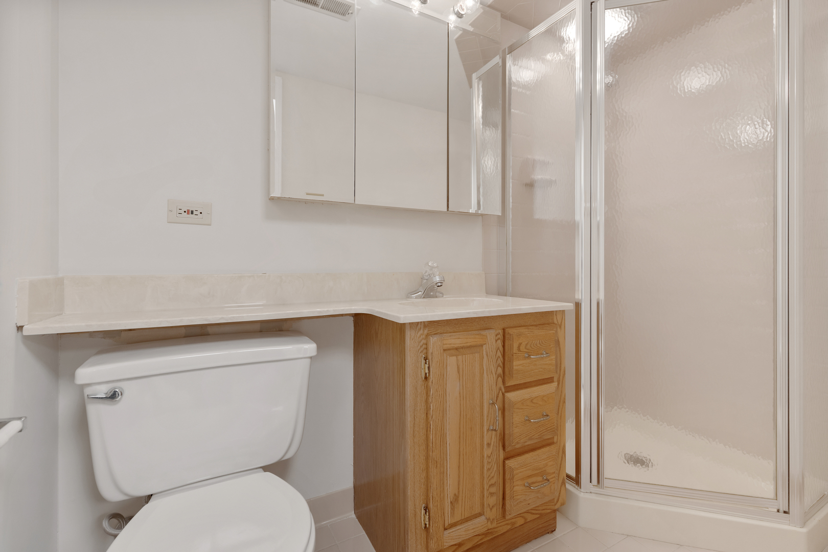 14707 Hollow Tree Road Orland Park, IL 60462 - Photo 38 of 47 a bathroom with a toilet sink and shower