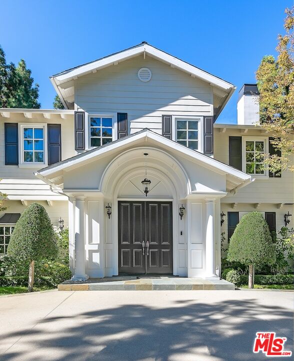 655 North Faring Road Los Angeles, CA 90077 - Photo 4 of 26 front view of a house and a yard