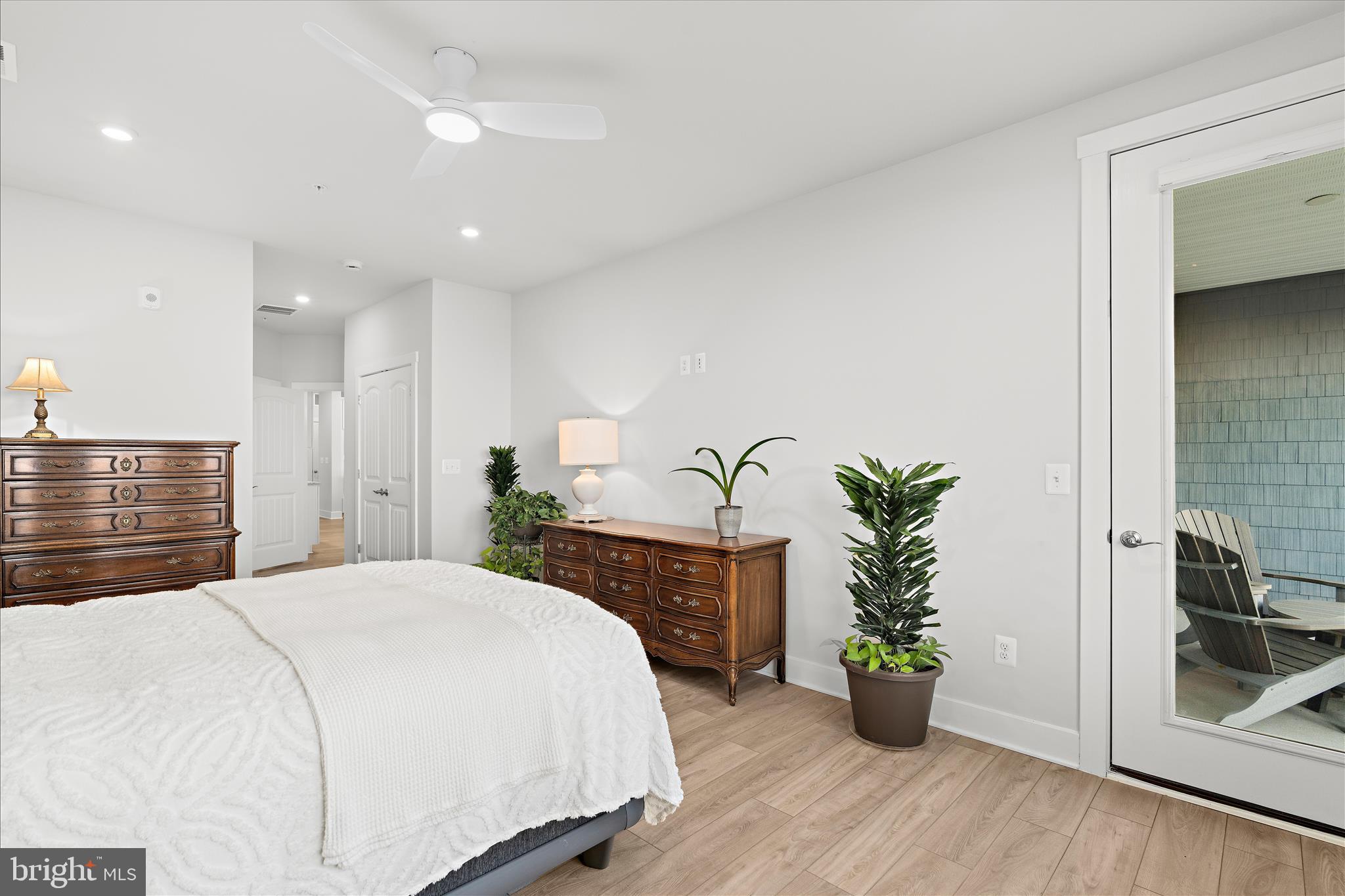 132 Wheelhouse Way, Unit 11 Chester, MD 21619 - Photo 13 of 77 a spacious bedroom with a large bed and a potted plant