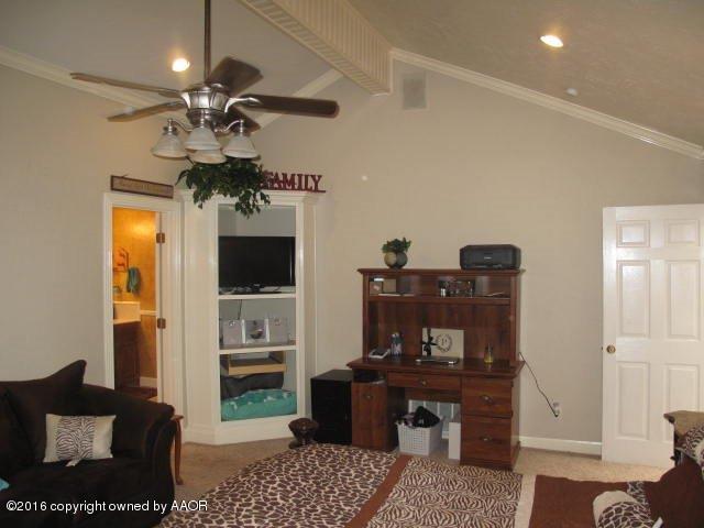 6306 Jameson Road Amarillo, TX 79106 - Photo 21 of 32 a living room with furniture