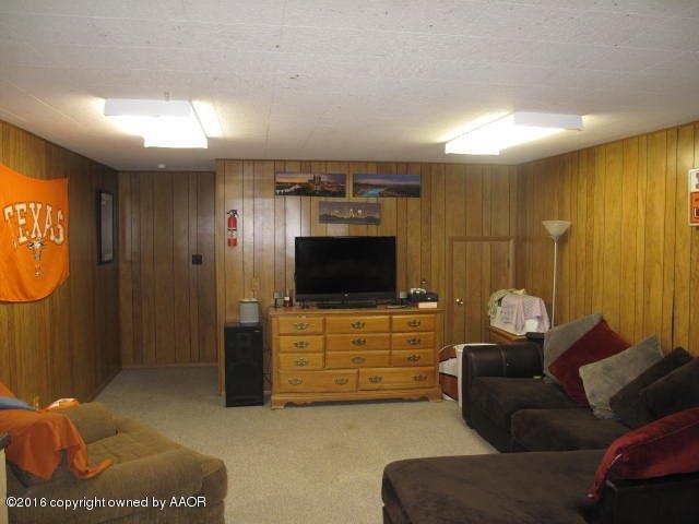 6306 Jameson Road Amarillo, TX 79106 - Photo 23 of 32 a living room with furniture and a flat screen tv