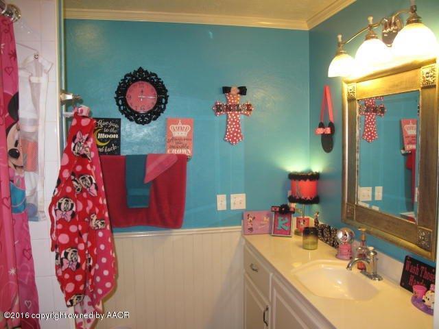 6306 Jameson Road Amarillo, TX 79106 - Photo 25 of 32 a bathroom with a sink and a mirror