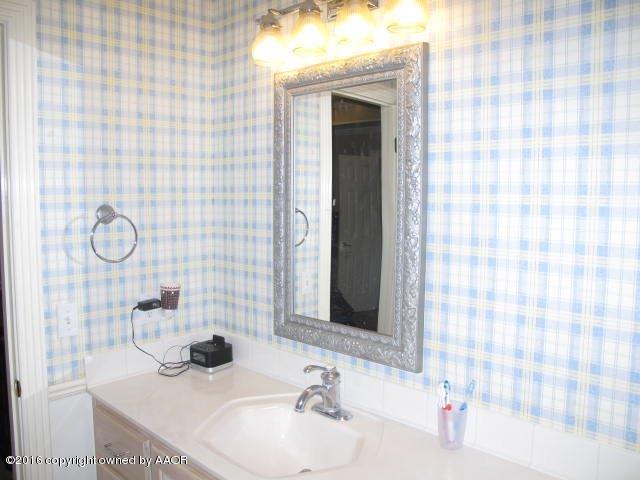 6306 Jameson Road Amarillo, TX 79106 - Photo 30 of 32 a bathroom with a sink and a mirror