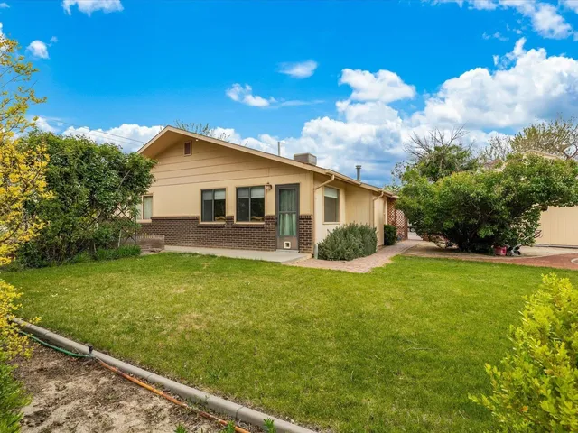 a view of a house with backyard and garden