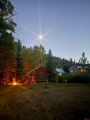 a view of a backyard