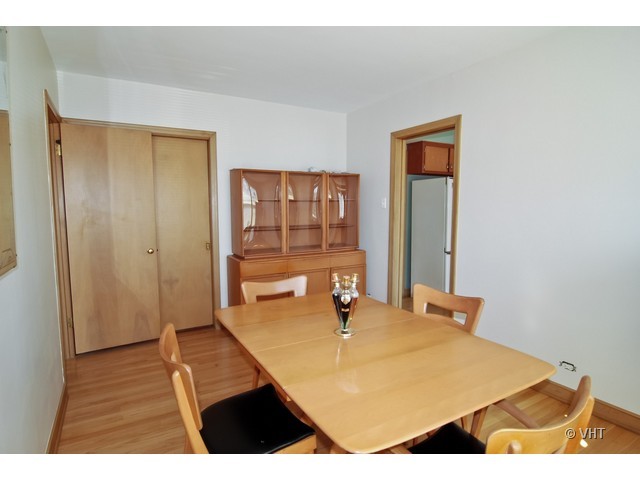 575 Byrd Road Riverside, IL 60546 - Photo 5 of 9 a room with a table and chairs