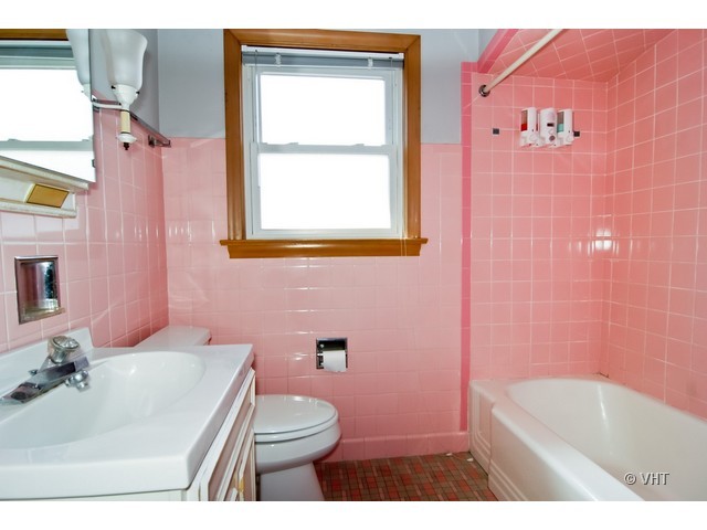 575 Byrd Road Riverside, IL 60546 - Photo 7 of 9 a bathroom with a sink a bath tub and a toilet