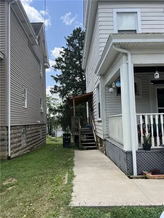 a view of a house with a yard