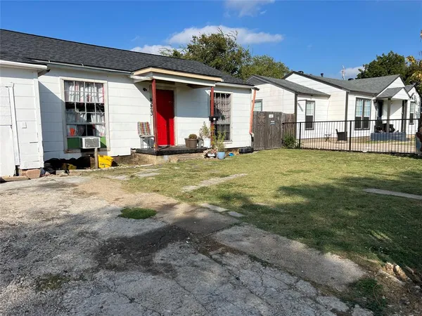 a view of a house with backyard and garden