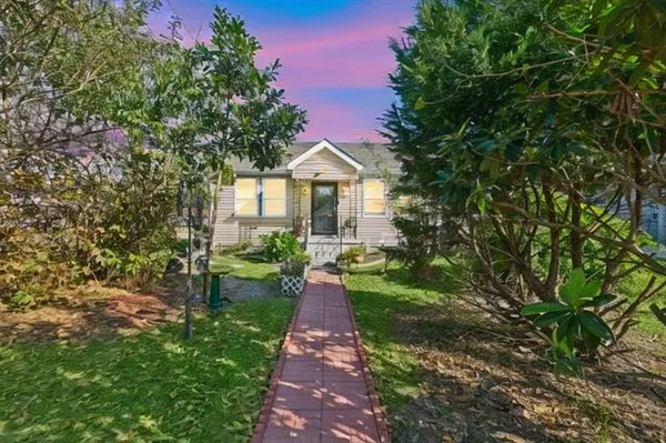 $249,000 | 221 West Urquhart Street, Chalmette, LA 70043