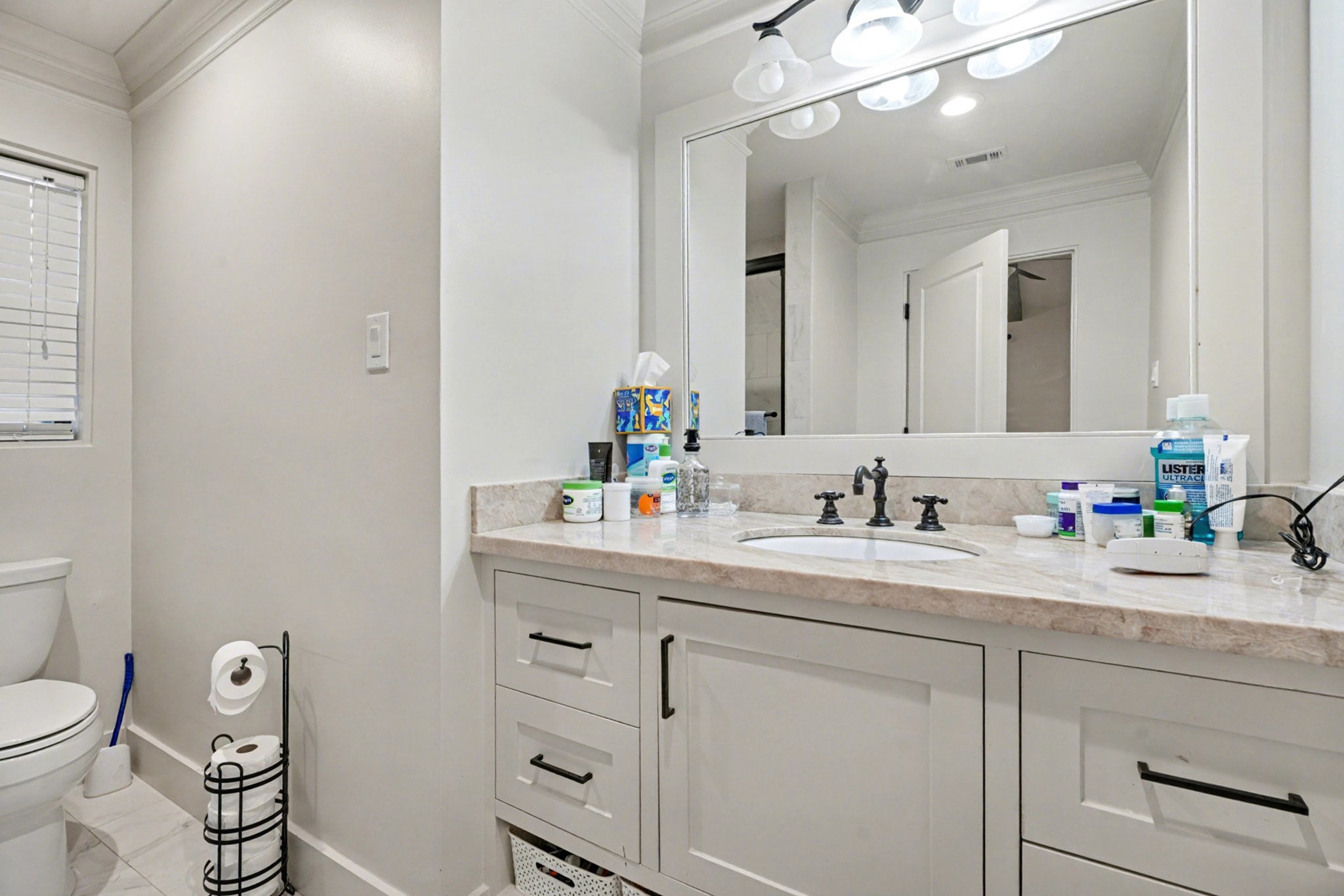 8515 Edgemoor Drive Houston, TX 77036 - Photo 21 of 33 a bathroom with a toilet sink and mirror