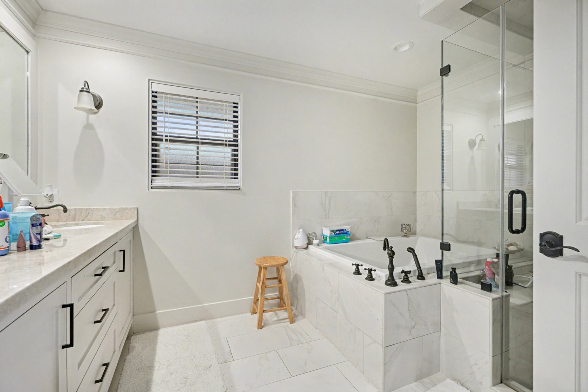 8515 Edgemoor Drive Houston, TX 77036 - Photo 24 of 33 a bathroom with a tub sink and mirror