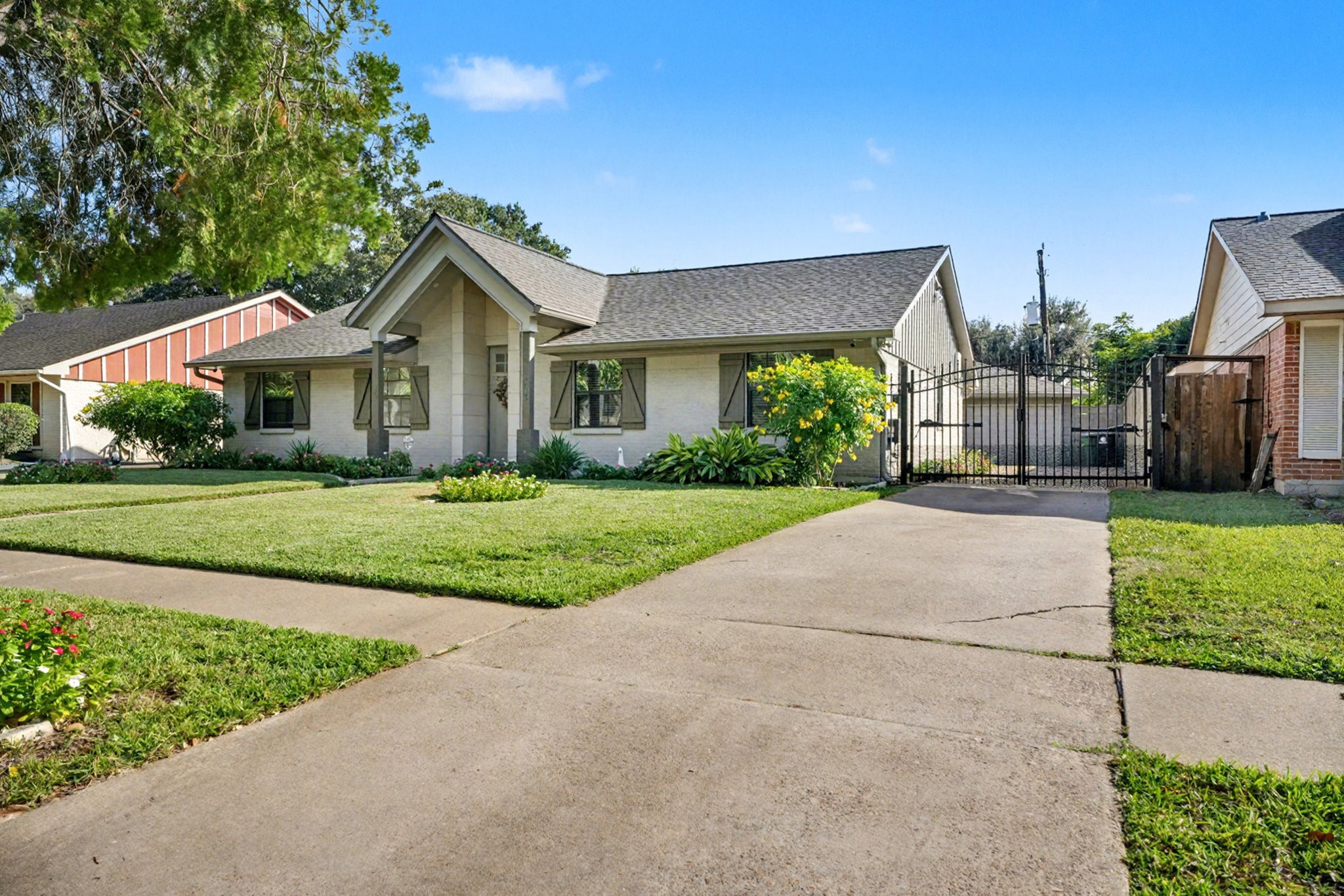 8515 Edgemoor Drive Houston, TX 77036 - Photo 4 of 33 a front view of a house with a yard