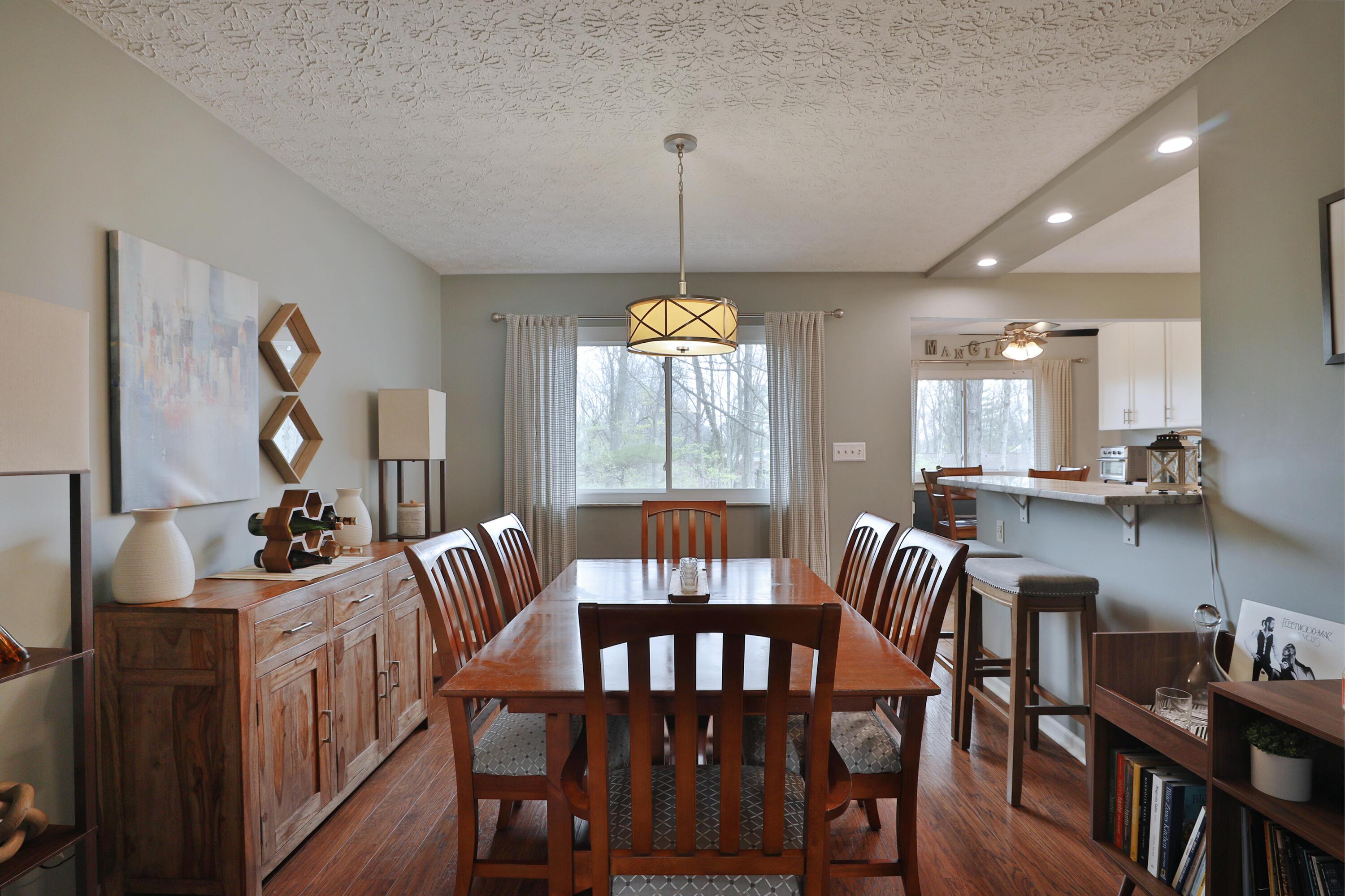 7044 Linworth Road Columbus, OH 43235 - Photo 12 of 48 Dining room