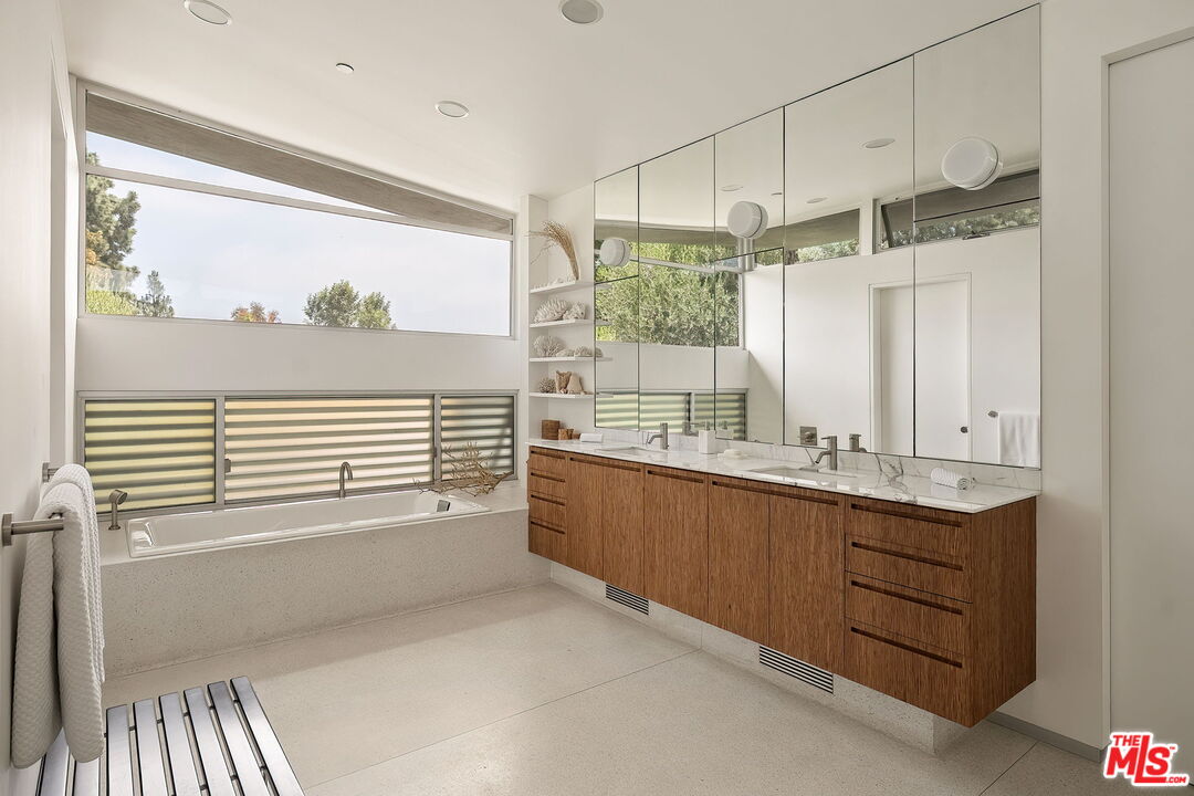 901 Kenter Way Los Angeles, CA 90049 - Photo 13 of 31