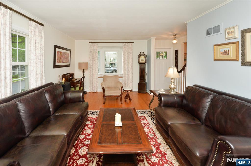 418 Burlington Road Paramus, NJ 07652 - Photo 8 of 30