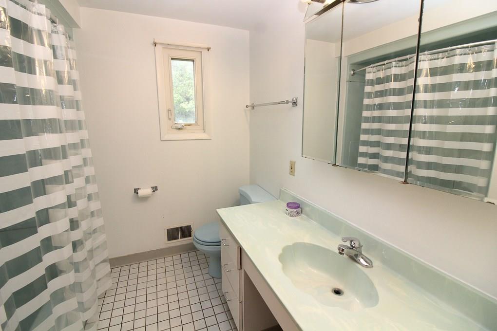 150 Cochran Road Pittsburgh, PA 15228 - Photo 15 of 20 2nd Bathroom
