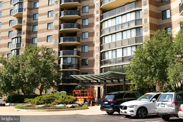 $559,900 | 8350 Greensboro Drive, Unit 517, McLean, VA 22102